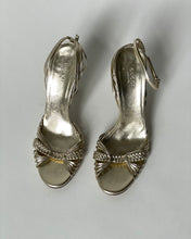 Load image into Gallery viewer, Gucci Gold Leather Sandals
