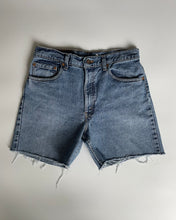 Load image into Gallery viewer, Vintage Levi’s 550 Shorts
